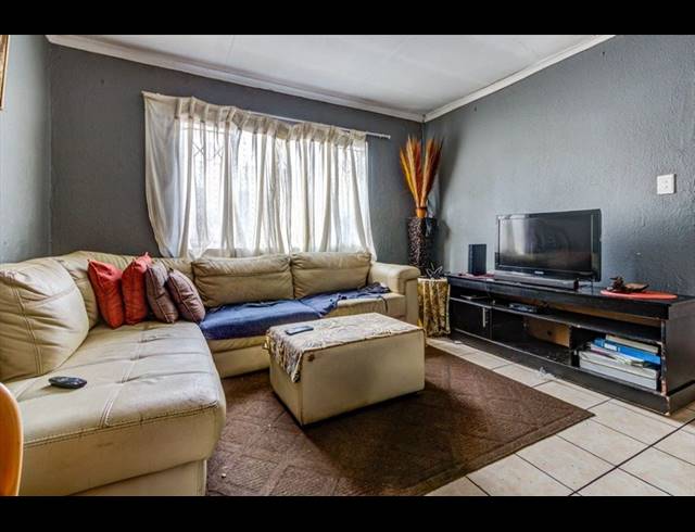 2 BEDROOM FLAT FOR SALE IN KEMPTON PARK CENTRAL